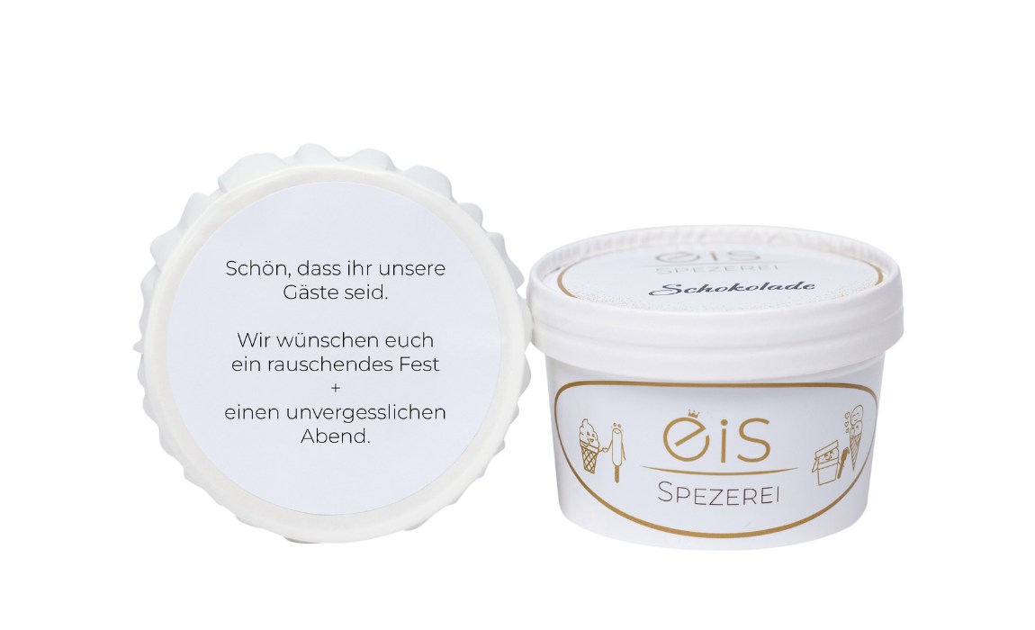 Man sieht zwei individuell angepasste Eisbecher der Eisspezerei. Sie dienen als kleine Aufmerksamkeit für Gäste.
