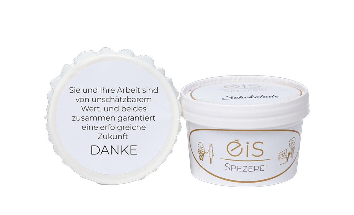 Man sieht zwei individuell angepasste Eisbecher der Eisspezerei. Sie dienen als kleine Aufmerksamkeit für Gäste.